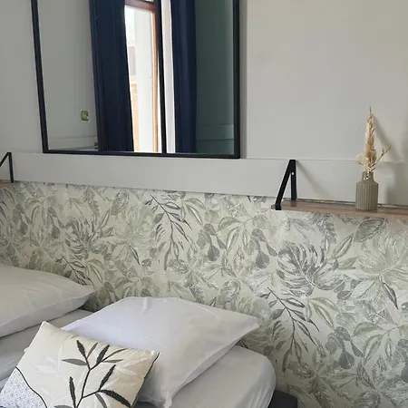 Auberge de jeunesse De *